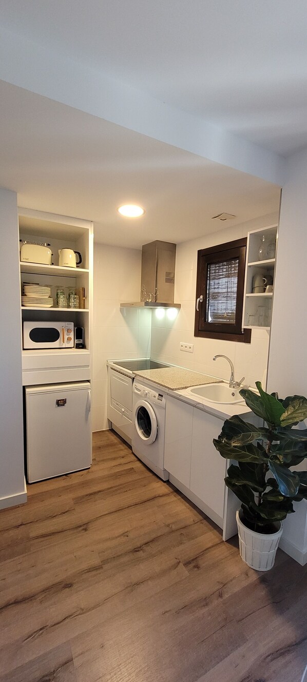 Mikrobølgeovn, kogeplade, opvaskemaskine