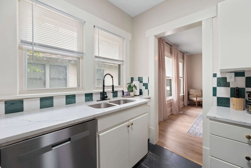 Beautiful 2 Bed 1 Bath home near College Hill