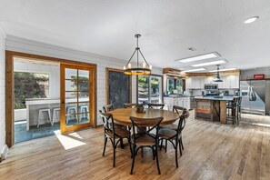 Dining - Rustic Retreat - Near downtown, parks & hospital - Hot tub - 5 bd (McCall)