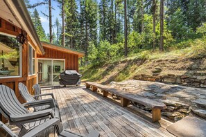 Terrace/patio - Rustic Retreat - Near downtown, lake parks & hospital - Hot tub - 5 bd (McCall)