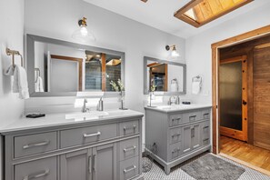 Shower, hair dryer, towels - Rustic Retreat - Near downtown, parks & hospital - Hot tub - 5 bd (McCall)