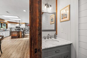 Fridge, microwave, oven, stovetop - Rustic Retreat - Near downtown, lake parks & hospital - Hot tub - 5 bd (McCall)