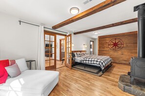 5 bedrooms, desk, iron/ironing board, free WiFi - Rustic Retreat - Near downtown, parks & hospital - Hot tub - 5 bd (McCall)