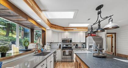 Rustic Retreat - Near downtown, parks & hospital - Hot tub - 5 bd