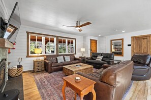 Smart TV, fireplace, video games, DVD player - Rustic Retreat - Near downtown, parks & hospital - Hot tub - 5 bd (McCall)