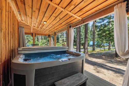 Rustic Retreat - Near downtown, parks & hospital - Hot tub - 5 bd