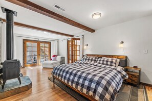 5 bedrooms, desk, iron/ironing board, free WiFi