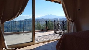 House | 3 bedrooms, individually furnished - Holiday Home With Pool Near Mt Etna (Gaggi)