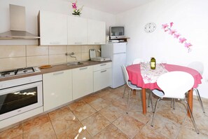 Apartment | Private kitchen - Apartments Lidija, Pag, Close to the Beach (Pag)