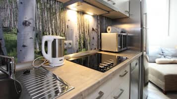 Apartemen | Dapur pribadi | Ketel listrik, pemanggang roti, dan kursi makan untuk bayi