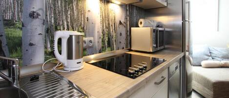 Apartment | Dapur peribadi | Cerek elektrik, pembakar roti, kerusi tinggi