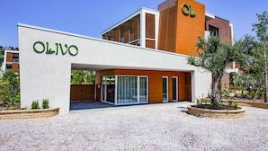 A modern building with the name "OLIVO" and "OL" on the facade. - Residence Olivo, Garda (Garda)