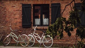A brick building with two bicycles parked in front. - Apartment in Gronowo Near Lake Siecino (Zlocieniec)