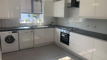 Maison | Cuisine privée | Réfrigérateur, micro-ondes, four, plaque de cuisson
