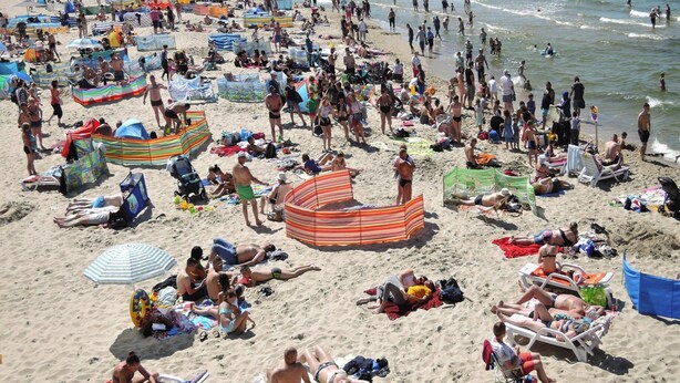 A crowded beach with numerous people, umbrellas, and beach chairs. - Holiday Flat in Miedzyzdroje, top Location for 4 Persons (Miedzyzdroje)
