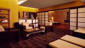 A modern living room with dark wooden flooring, a sofa set, a coffee table, and a TV. - Apartment im Van der Valk Resort Linstow (Dobbin-Linstow)