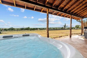 Outdoor spa tub - Rockin' R - Shooting Star Cabin (Fredericksburg)