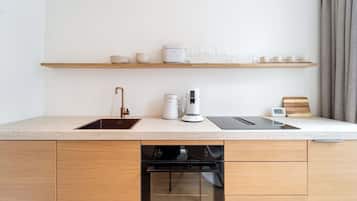 Refrigerador, horno, parrilla de estufa y cafetera y tetera