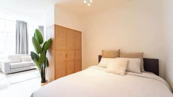 Cuna de viaje, wifi y ropa de cama
