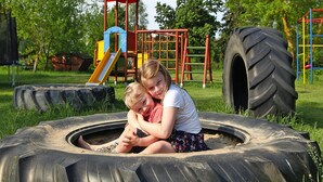 Two children playing in a tire. - Ferienhauser am Kummerower See, Verchen (Verchen)