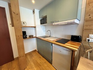 Jääkaappi, mikroaaltouuni, astianpesukone, kahvin-/teenkeitin