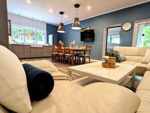 Dining - Spacious Holiday Apartment With Sauna, Kolobrzeg (Kołobrzeg)