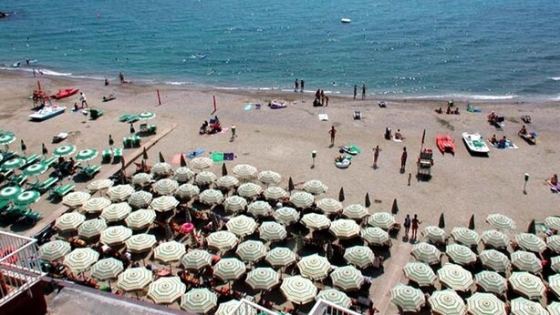 A beach with numerous umbrellas and people. - Pietra Ligure Beach Residence for 4 (Pietra Ligure)