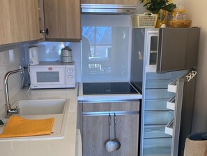 Køleskab, mikrobølgeovn, opvaskemaskine, kaffe-/temaskine