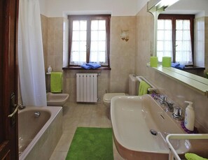 House | Bathroom - Holiday Home in Camaiore With Mountain Views (Camaiore)