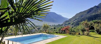 อพาร์ตเมนต์ อิน โกลดเรน วิธ พูล & เมาเทน วิวส์