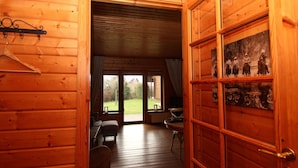 A wooden interior with a sign reading "THIS AIN'T MY FIRST RODEO" above a door. - Doppelhaushalfte in Hasselfelde (Oberharz am Brocken)