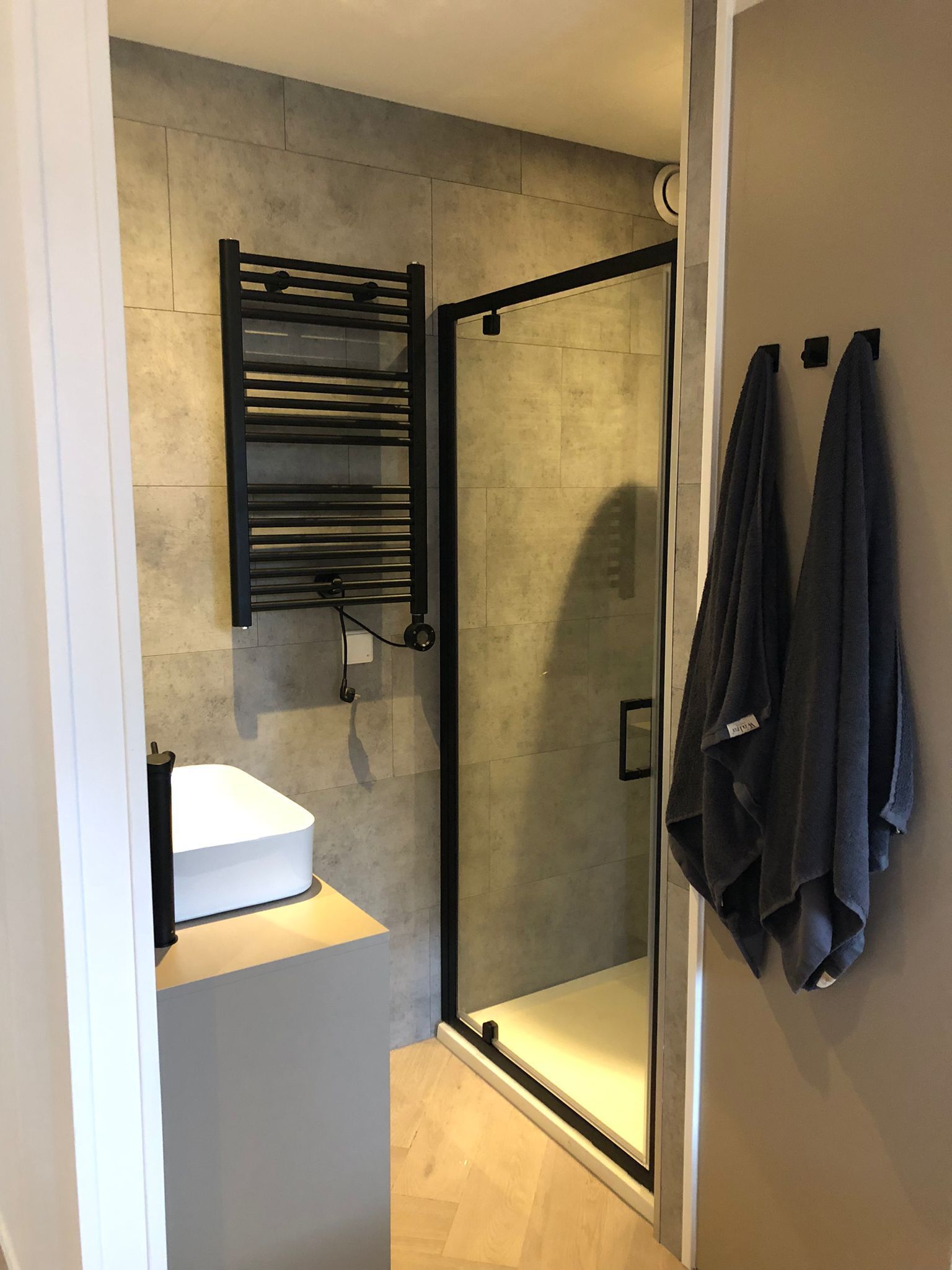 Een douche, een haardroger, handdoeken, zeep