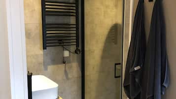 Een douche, een haardroger, handdoeken, zeep