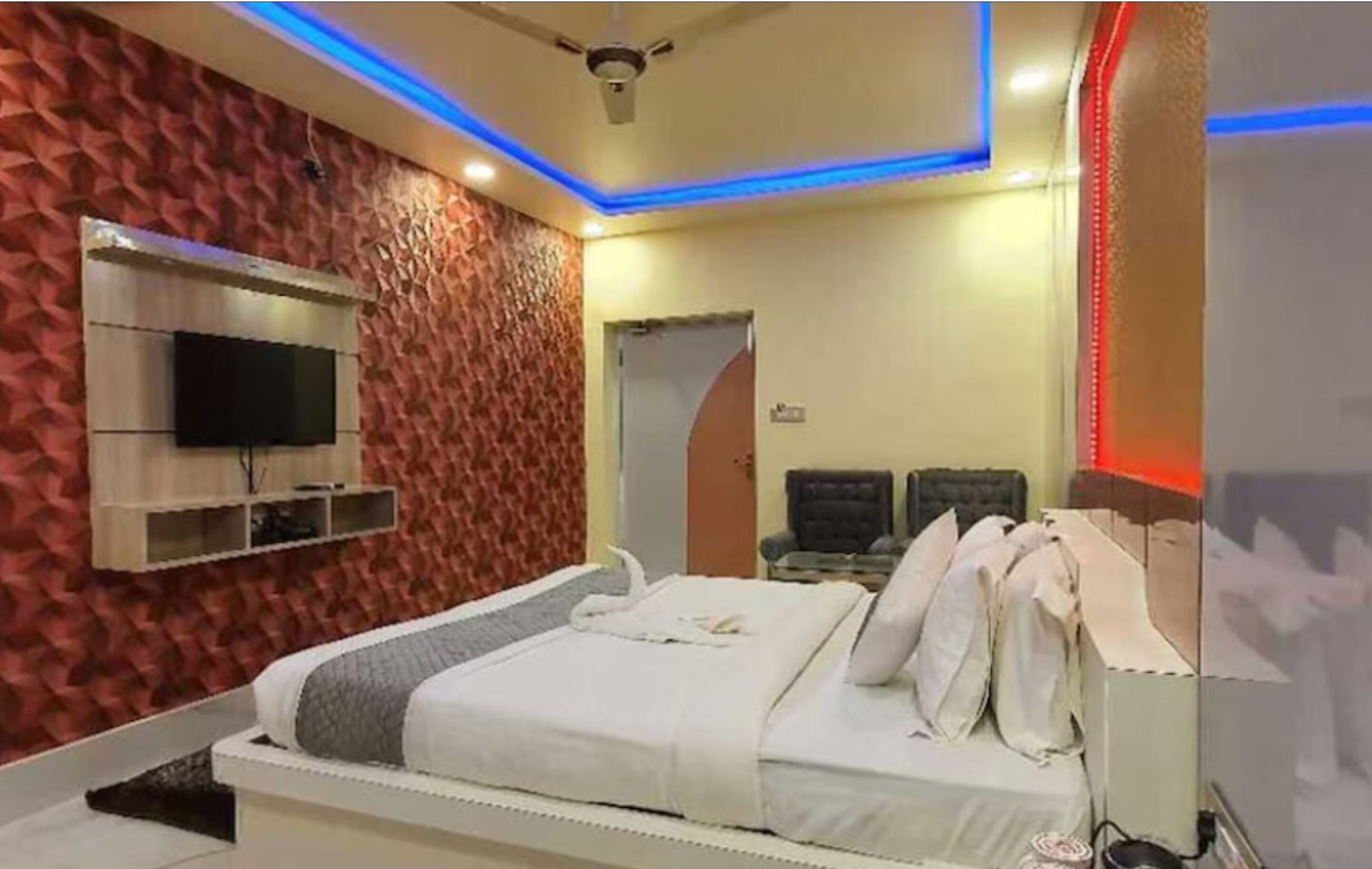 Deluxe Room, City View | Free WiFi, bed sheets