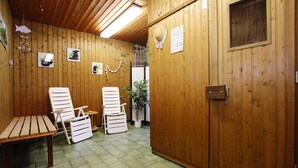 A wooden room with two white chairs, a bench, and a potted plant. - Ferienwohnung im Haus Schiefertal, Wieda (Walkenried)