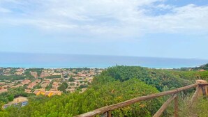 Un pueblo costero con vista al mar y una valla de madera al frente.