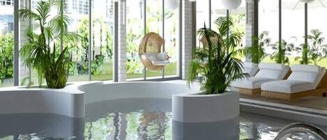 Una piscina techada, una piscina al aire libre