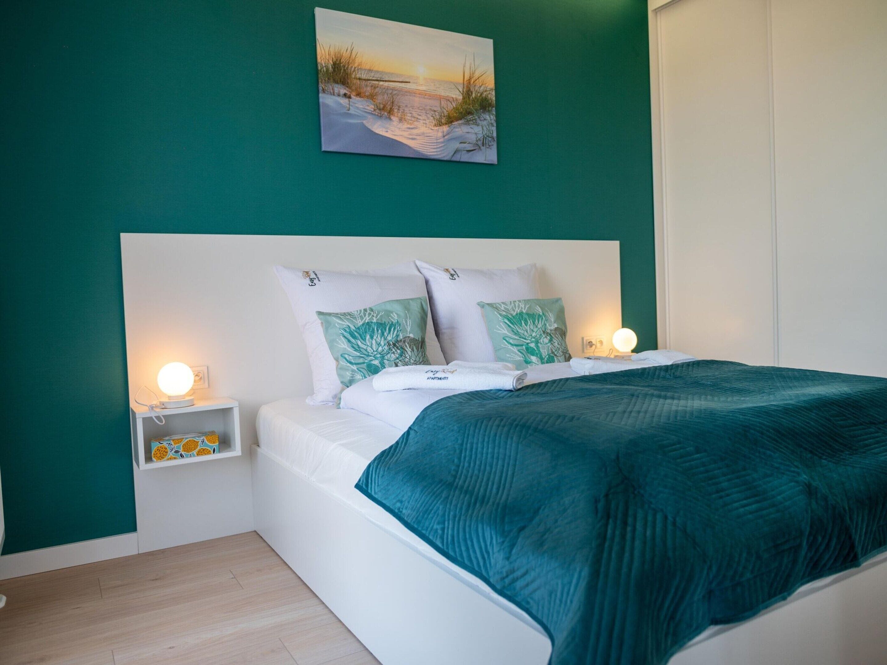 2 habitaciones, muebles diferentes y tabla de planchar con plancha 