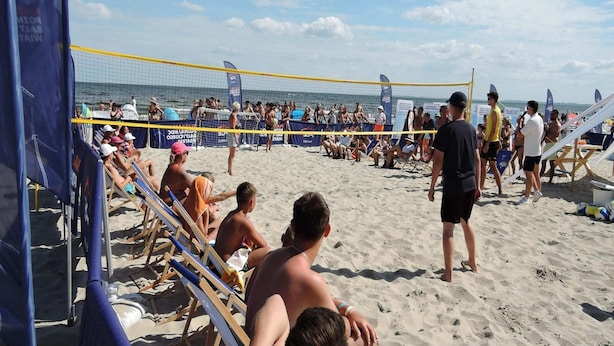 A beach volleyball game with spectators and players. - Holiday Home in Dziwnowek by Baltic Beach (Dziwnów)