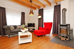 Apartment | Living room | Fireplace - Apartment in Eifel With Terrace and Nature (Lissendorf)