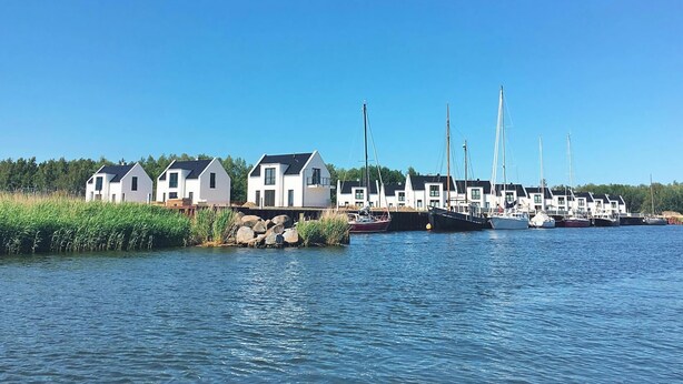 A marina with white houses and sailboats. - Modern Eingerichtetes Ferienhaus auf Usedom (Peenemünde)