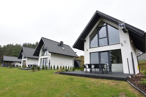 House | Exterior - Cottage by Kiedrowickie Lake With Boat Access (Lipnica)