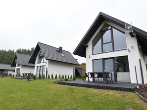 House | Exterior - Cottage by Kiedrowickie Lake With Boat Access (Lipnica)