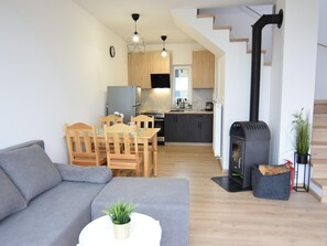 House | Private kitchen | Electric kettle - Cottage by Kiedrowickie Lake With Boat Access (Lipnica)