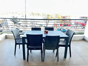 Outdoor dining - Enjoy stylish coastal living just steps from Sliema Ferries  — a spacious family apartment with stunning harbour views & sunny vibes all around (Tas-Sliema)