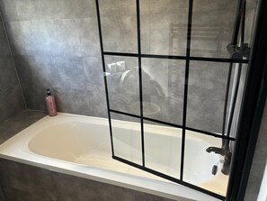 Serviettes fournies, savon, shampoing, papier toilette