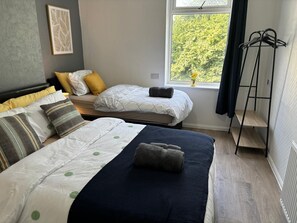 3 chambres, coffres-forts dans les chambres, bureau