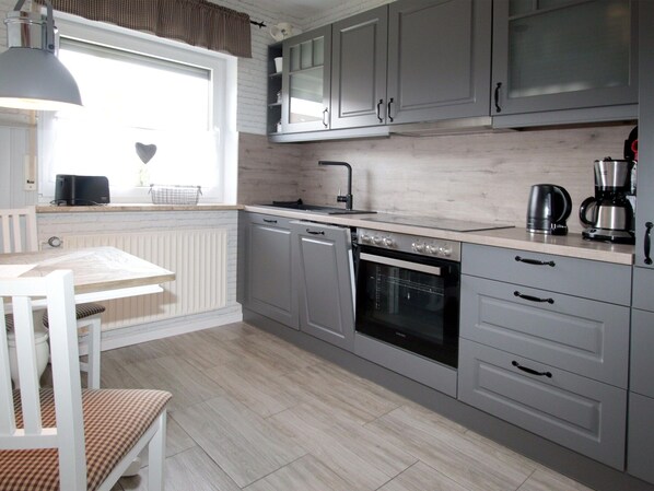 Apartment | Private kitchen | High chair - Ferienwohnung Nahe Nordsee Wattwanderung (Berumbur)