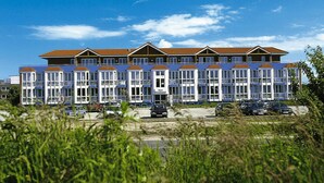 A row of blue and white buildings with a sign reading 'Haus Knutschland.' - Ferienwohnung in Cuxhaven-duhnen (Cuxhaven)