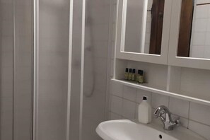Shower, eco-friendly toiletries, hair dryer, bidet - Family room with a view (Toscana)